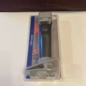 YORKSHIRE:NIP,Swivel clip flashlight 90 degree rotatable head.Uses3AA batteries